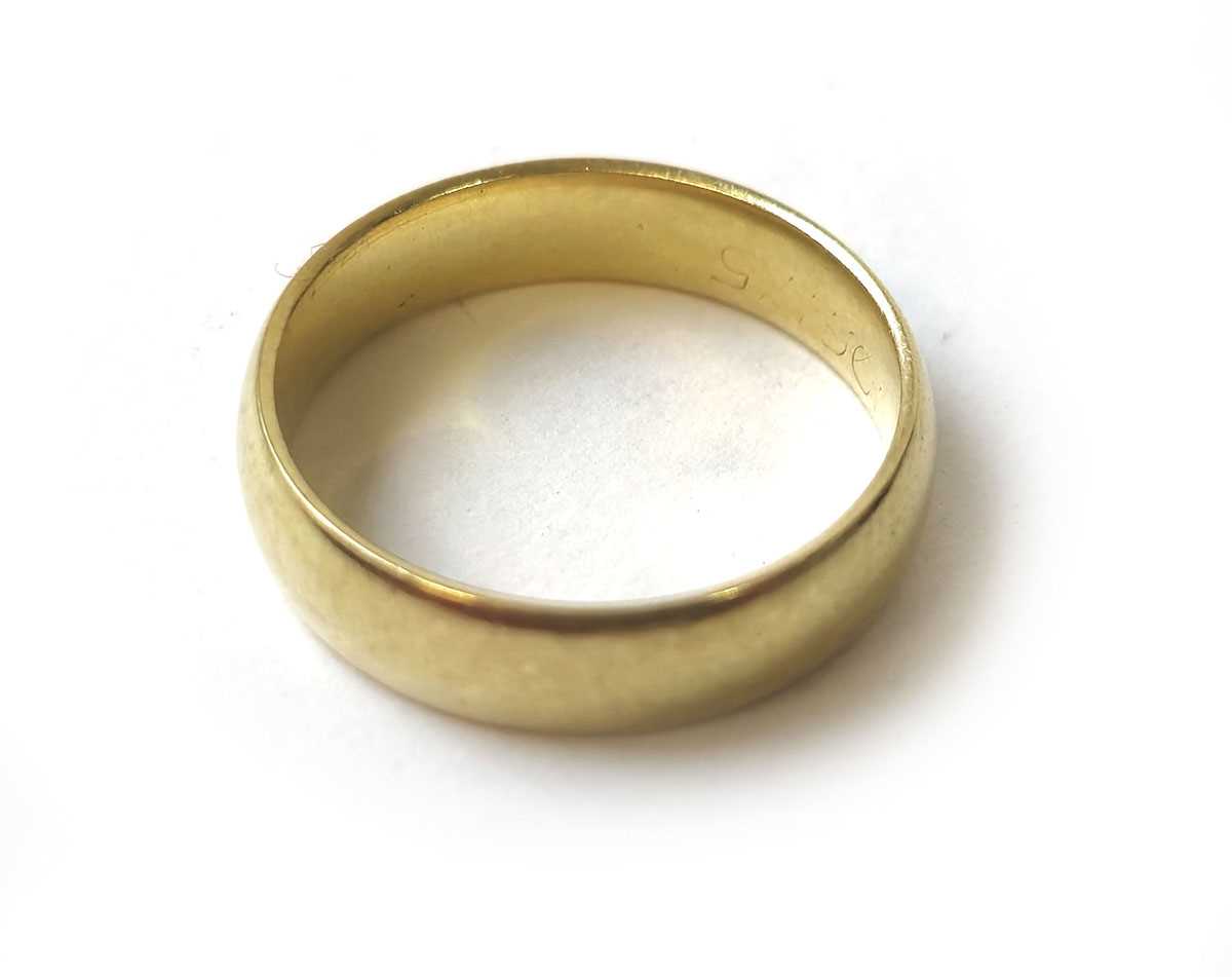 Lot 400 - An 18ct gold wedding band. Approx. weight 4.8g....