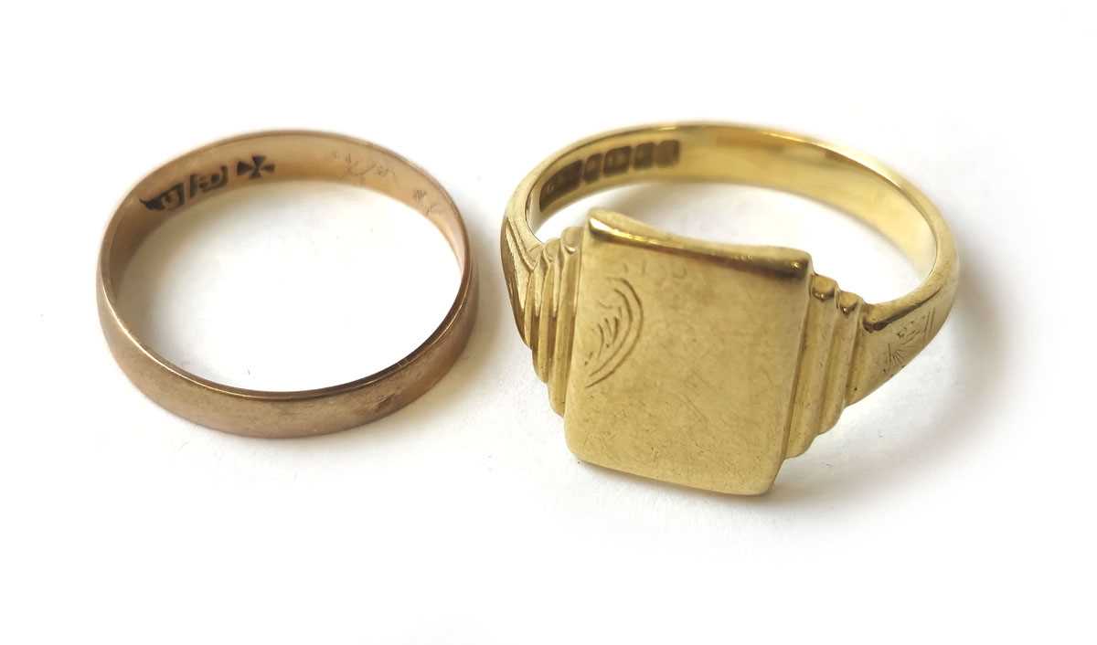 Lot 401 - An 18ct gold signet ring with rectangular...
