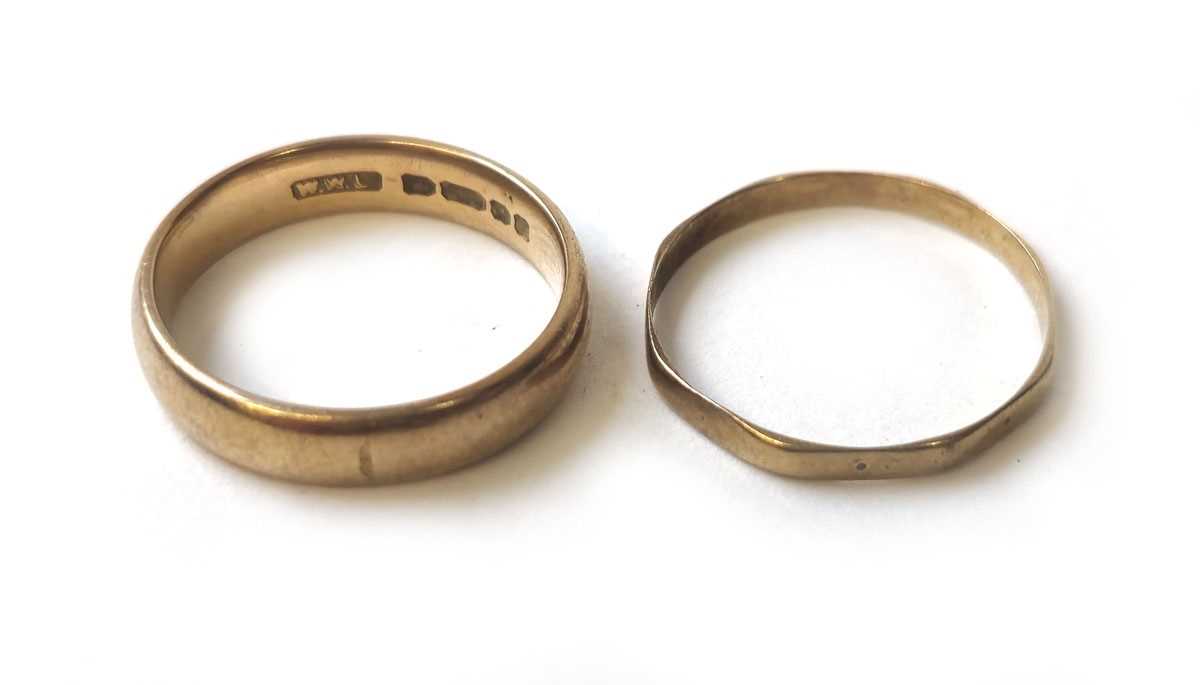 Lot 404 - A 9ct gold wedding band together with a yellow...