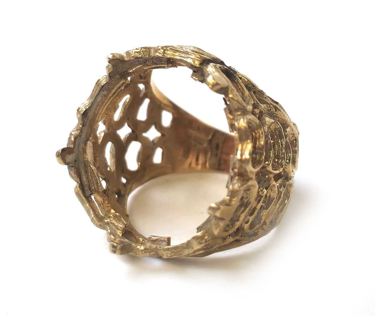 Lot 409 - A 9ct gold full sovereign ring mount. Approx....