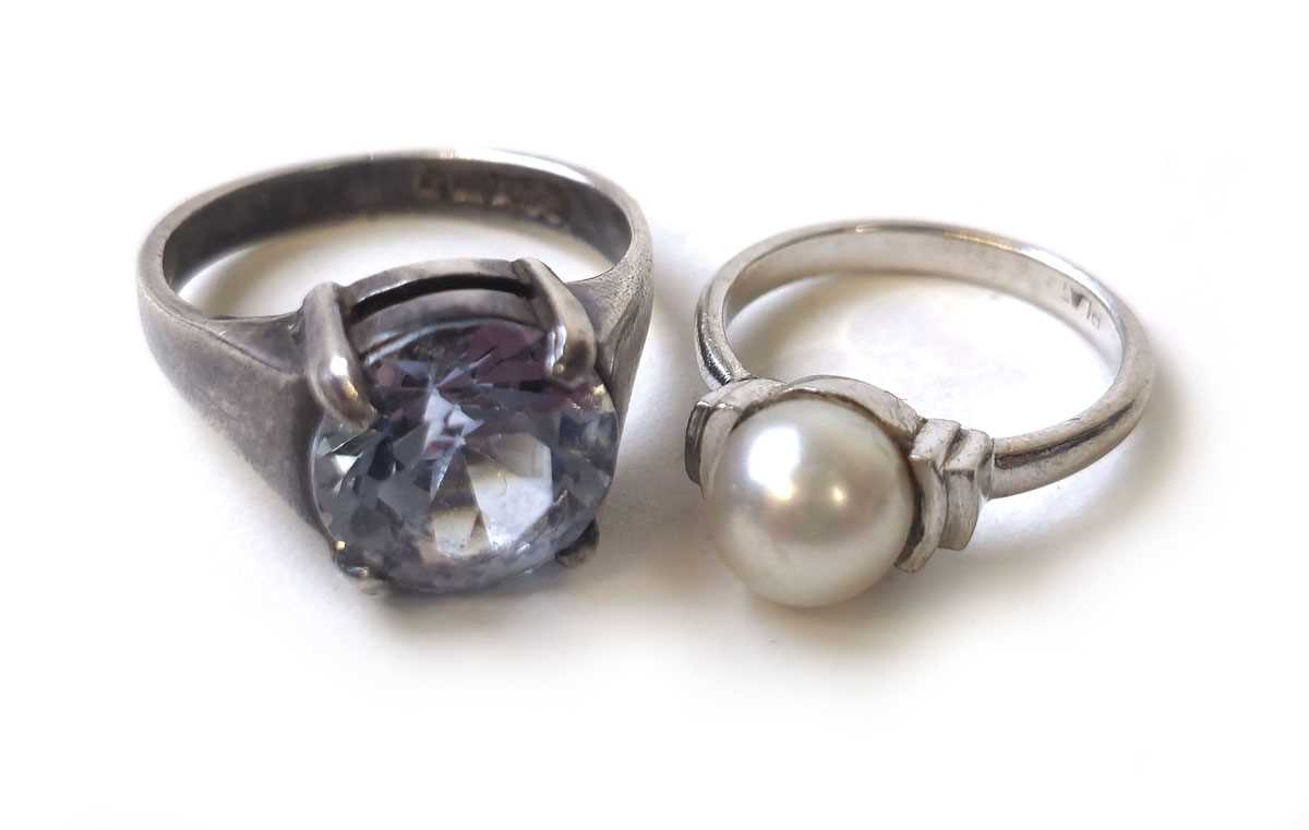 Lot 413 - A white metal and pearl ring marked 'Plat'...