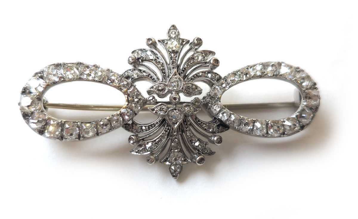 Lot 417 - An early 20th century white metal and diamond...