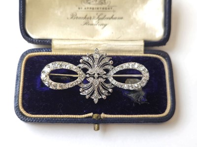 Lot 417 - An early 20th century white metal and diamond...