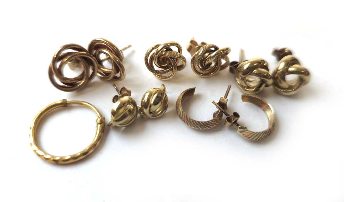 Lot 419 - Five pairs of 9ct gold and yellow metal...