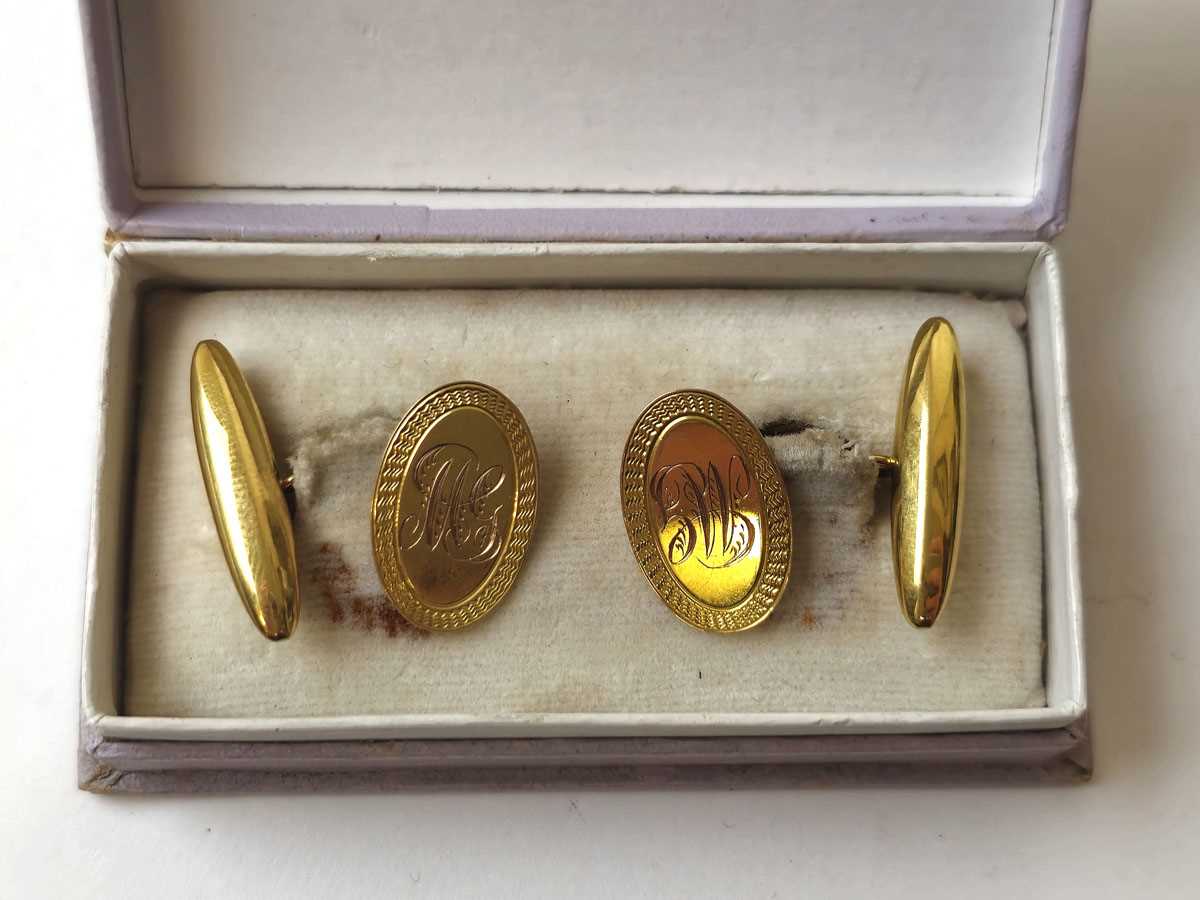 Lot 421 - A pair of 9ct gold cufflinks with engraved...