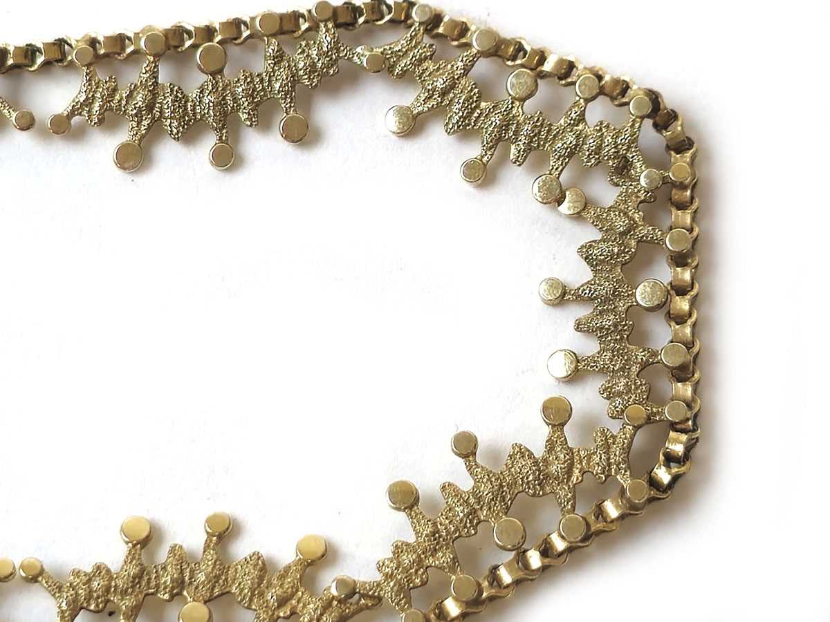 Lot 426 - A 9ct gold necklace of abstract design. Approx....