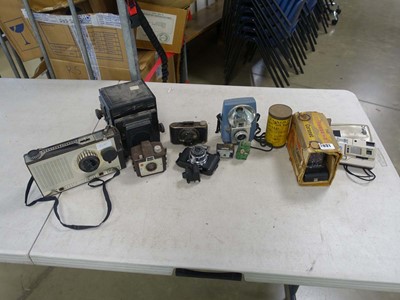 Lot 2031 - Shelf containing various vintage cameras and...