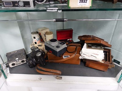 Lot 2033 - Shelf containing various vintage cameras and...