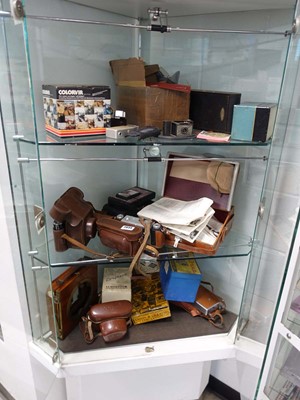 Lot 2034 - A selection of various vintage cameras and...