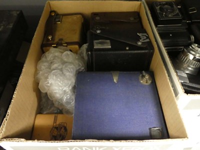 Lot 2189 - Box containing various vintage cameras