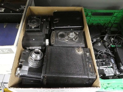 Lot 2190 - Box containing various vintage cameras