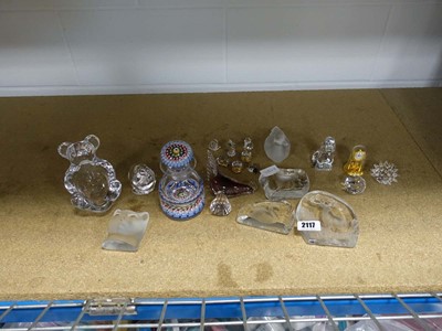 Lot 2117 - A selection of various glass figures & other...