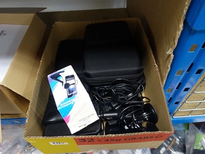 Lot 2124 - A boxed containing Garmin Sat Navs with chargers