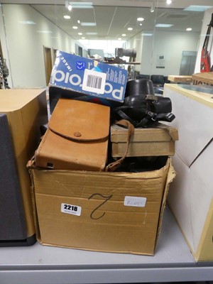 Lot 2218 - Box containing vintage cameras and camera...