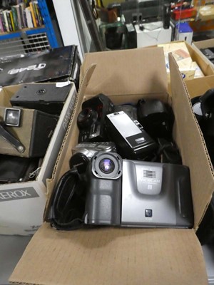 Lot 2223 - Box containing various cameras and camera...