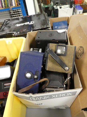 Lot 2224 - Box containing various vintage cameras