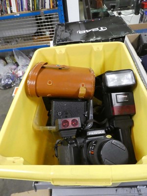 Lot 2225 - Box containing various cameras, camera...