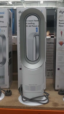 Lot 3004 - Dyson hot and cool jet focus tower fan with...