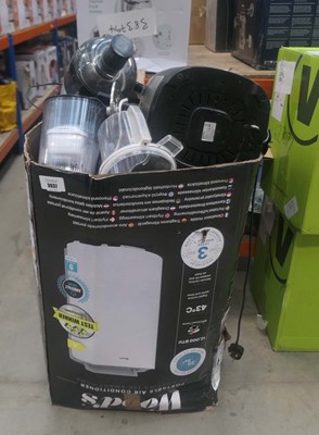 Lot 3037 - Large box of kitchenware