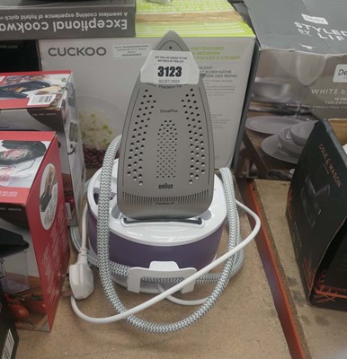 Lot 3123 - Braun care style 2 steam iron