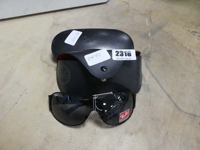 Lot 2318 - 2 pairs of Ray-Ban sunglasses in cases