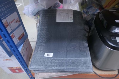 Lot 3134 - Two bath mats