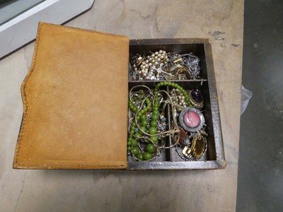 Lot 2340 - Box containing various jewellery items