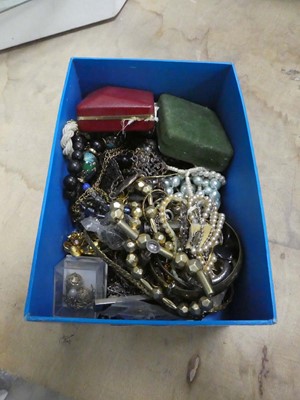 Lot 2346 - Box containing various jewellery items