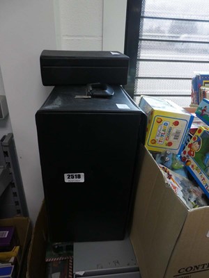 Lot 2518 - Case of vinyl records as well as a selection...