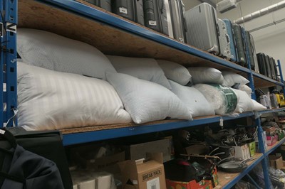 Lot 3259 - Large quantity of various loose bedding pillows