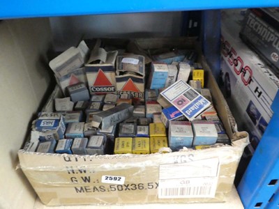 Lot 2592 - Box containing various valves