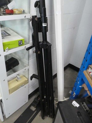 Lot 2599 - Wind-up black metal stand with T bar and plate