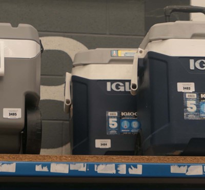 Lot 3404 - Igloo roller cooler box