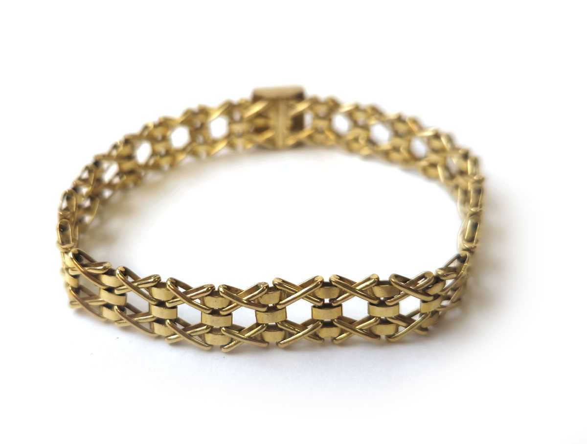 Lot 435 - A 9ct gold bracelet with 'x' shaped links....