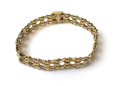 Lot 435 - A 9ct gold bracelet with 'x' shaped links....