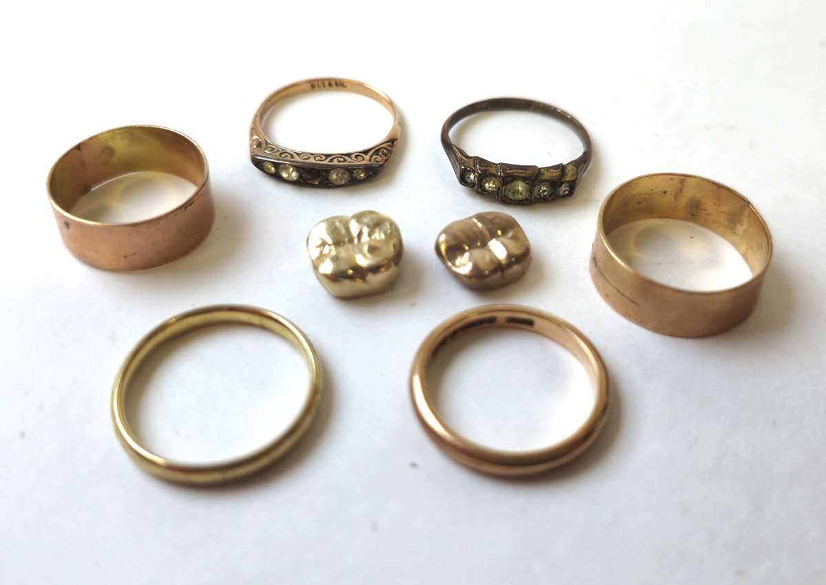 Lot 439 - A collection of 9ct gold and yellow metal to...