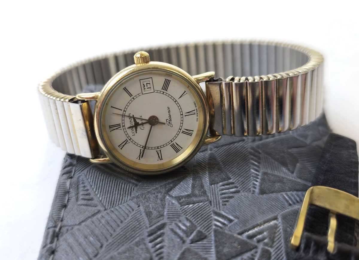 Lot 456 - A ladies 9ct gold cased Longines Presence...