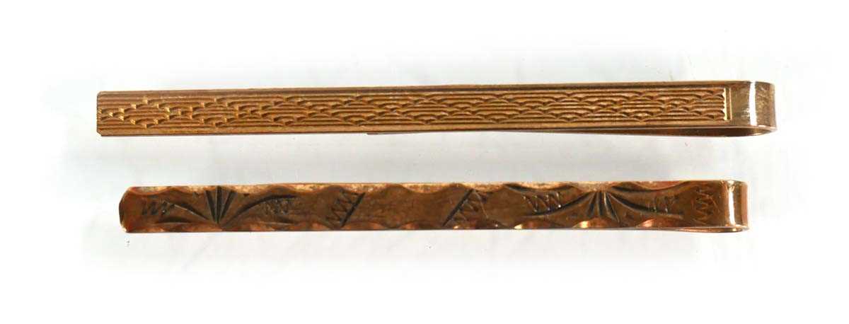 Lot 557 - Two 9ct yellow gold tie clips, max w. 5.8 cm,...