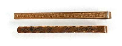 Lot 557 - Two 9ct yellow gold tie clips, max w. 5.8 cm,...