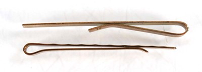 Lot 557 - Two 9ct yellow gold tie clips, max w. 5.8 cm,...