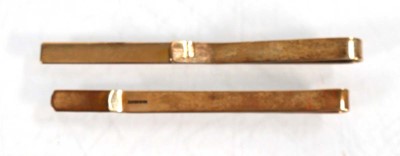 Lot 557 - Two 9ct yellow gold tie clips, max w. 5.8 cm,...
