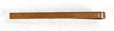 Lot 557 - Two 9ct yellow gold tie clips, max w. 5.8 cm,...