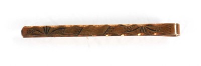 Lot 557 - Two 9ct yellow gold tie clips, max w. 5.8 cm,...