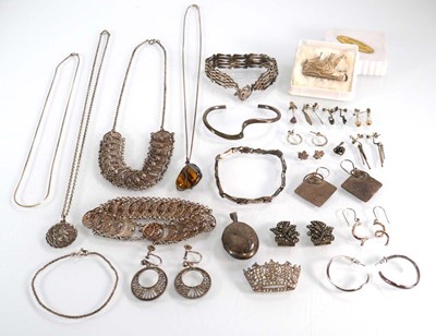 Lot 562 - A group of silver and metalware jewellery...