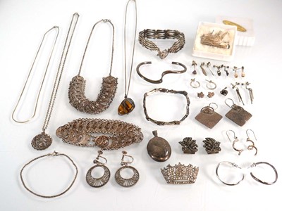 Lot 562 - A group of silver and metalware jewellery...