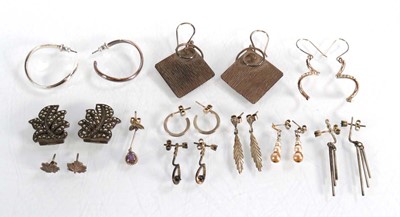 Lot 562 - A group of silver and metalware jewellery...
