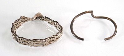 Lot 562 - A group of silver and metalware jewellery...