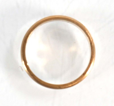 Lot 565 - A 9ct yellow gold wedding band with reeded...