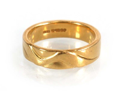 Lot 570 - An 18ct yellow gold wedding band with wave...