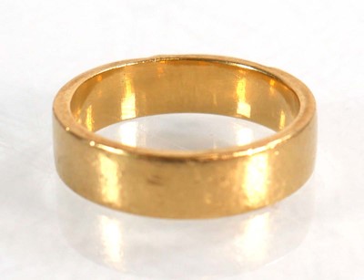 Lot 570 - An 18ct yellow gold wedding band with wave...